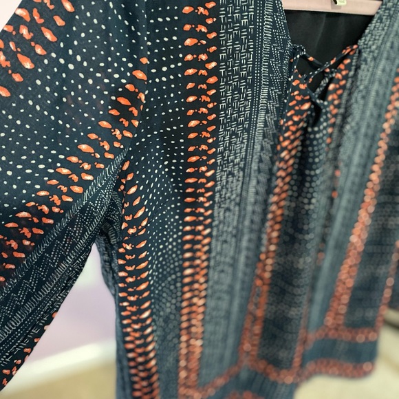 Skies are Blue ☁️💙coral and navy blue print. - Picture 3 of 5